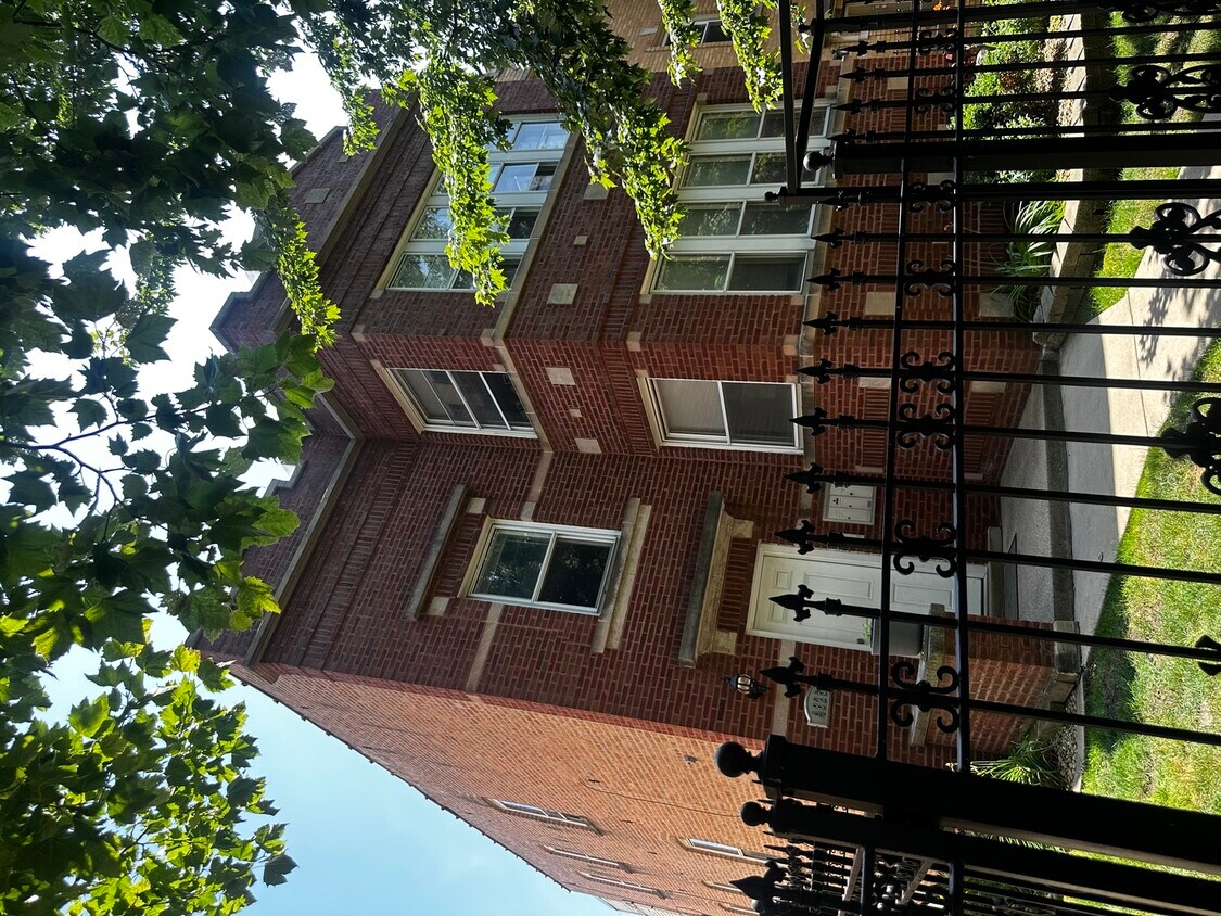 Foto principal - 4825 N Karlov Ave