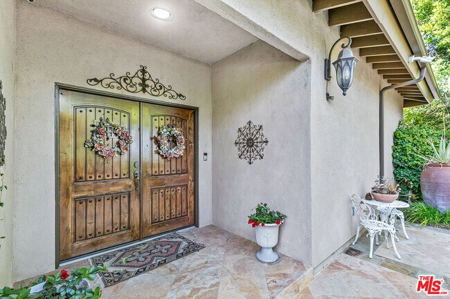 Building Photo - 935 Huntington Dr