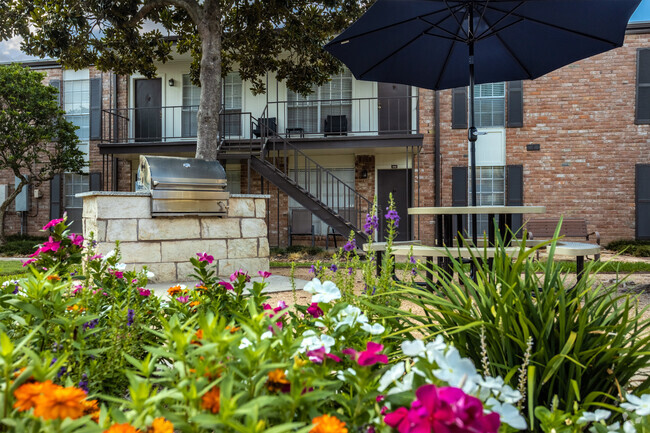 Grilling Area - MEMORIAL VILLAGE