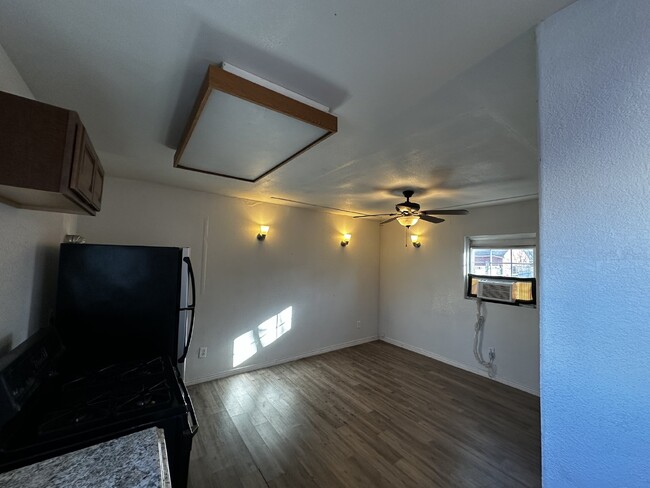 Building Photo - Cozy 1-Bedroom Gem in the Heart of Denver!"