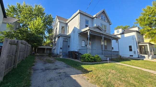 Building Photo - 2047 Lawrence Ave