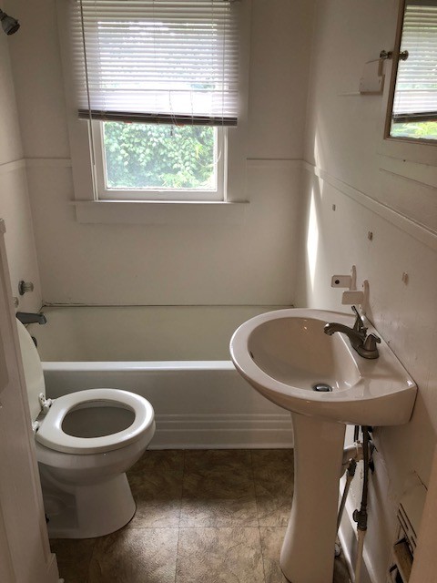 bathroom - 302 W Chauncy St