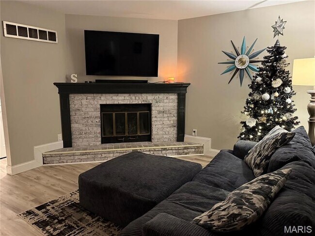 Foto del edificio - 341 Della Dr