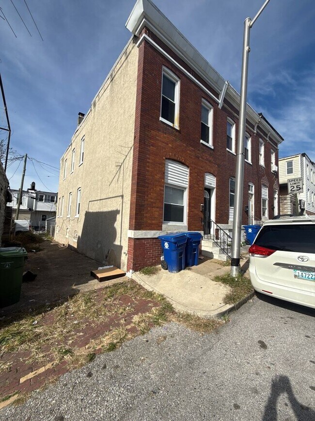 Foto del edificio - Three Bedroom Home In Baltimore