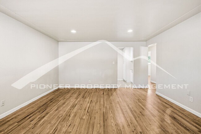 Foto del edificio - Spacious Home with Washer/Dryer and Storage Shed