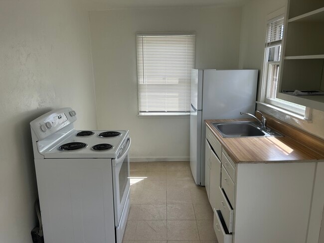 Building Photo - 1340 N Linden Ave