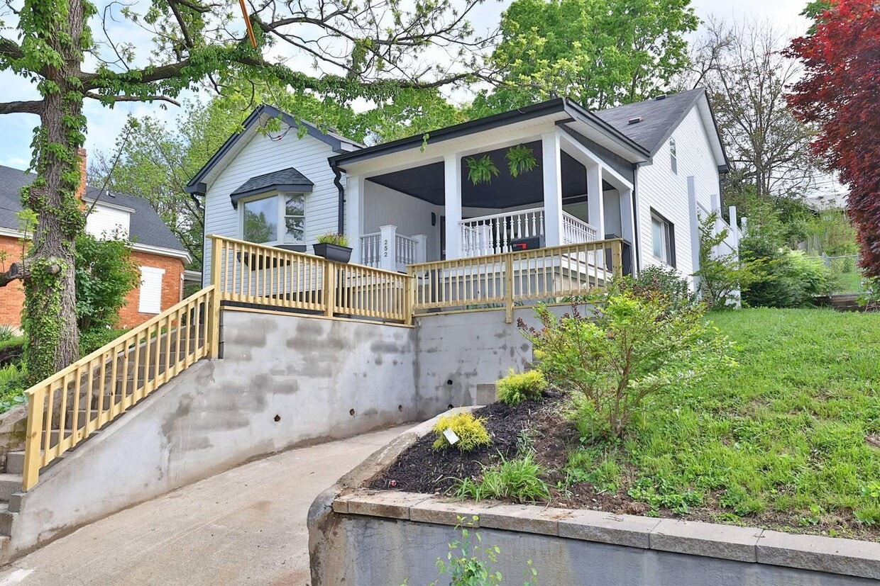 Primary Photo - 252 Linden Ave