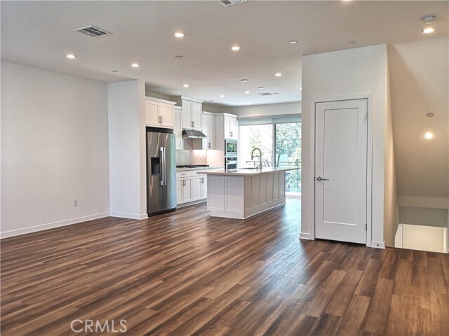 Building Photo - 105 Schick