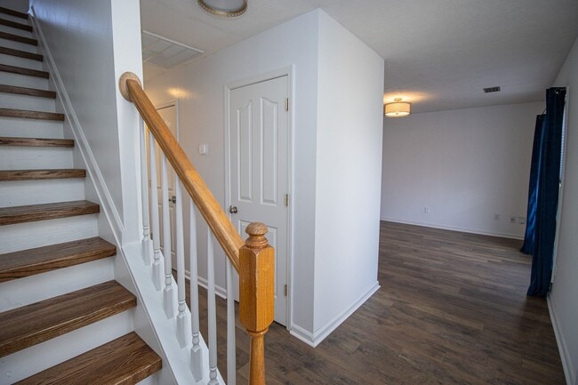 Building Photo - Beautiful 3BR/2.5BA Home with Fenced Yard, Granite Kitchen & Neighborhood Pool