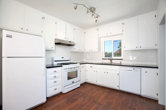 Building Photo - 3 BEDROOM 1 BATH ARTS AND CRAFTS BUNGALOW ...