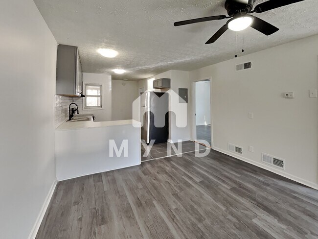Building Photo - 1429 Vesta Ave Unit B