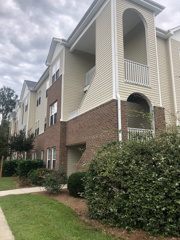 Building Photo - CORNERSTONE ~ RENOVATED CONDO ~ 2 BED, 2 B...