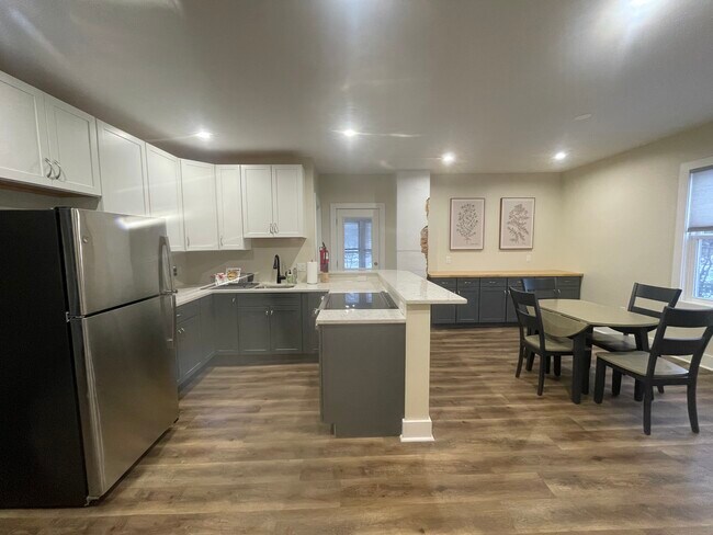 Cocina de LR - 151 E Allen St