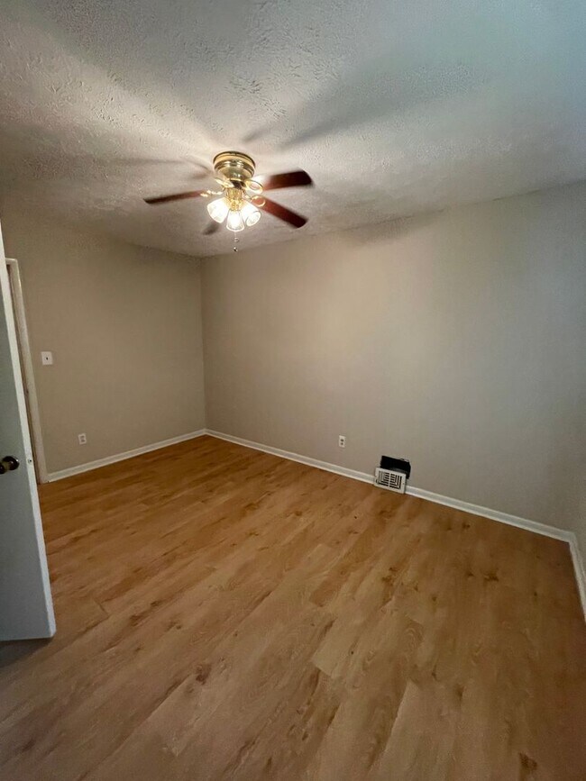Building Photo - Three Bed/1.5 bath Split Level With Fenced...