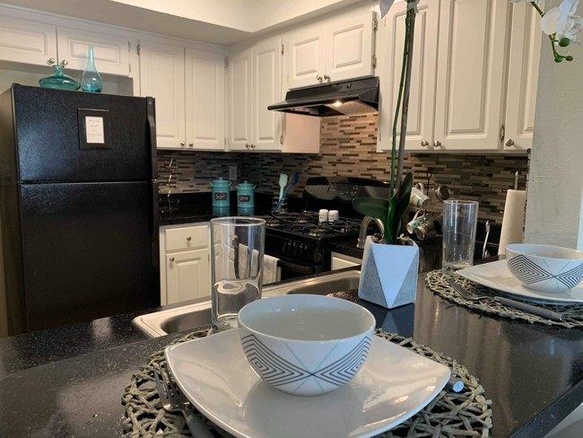1BR, 1BA - 600 SF - Kitchen - Crescent Lane