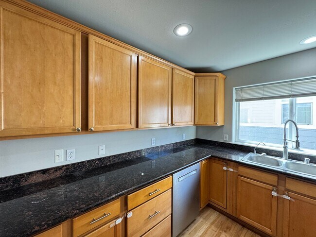 Building Photo - Spacious 5BR Queen Anne Townhome