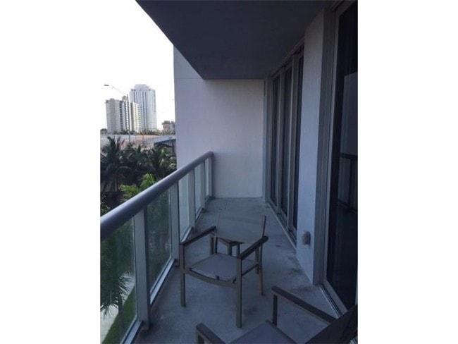 Building Photo - 2602 E Hallandale Beach Blvd
