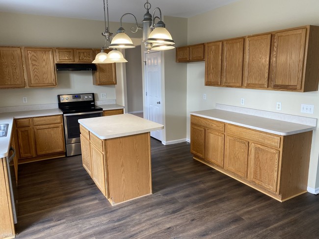 Building Photo - 3 br, 2.5 bath House - 18818 Livingston Dr