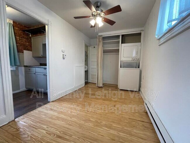 Building Photo - 931 Wood Ave