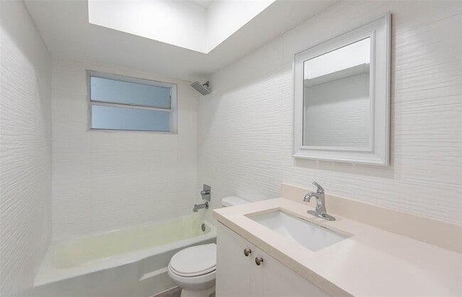 Building Photo - 651 Pine Dr