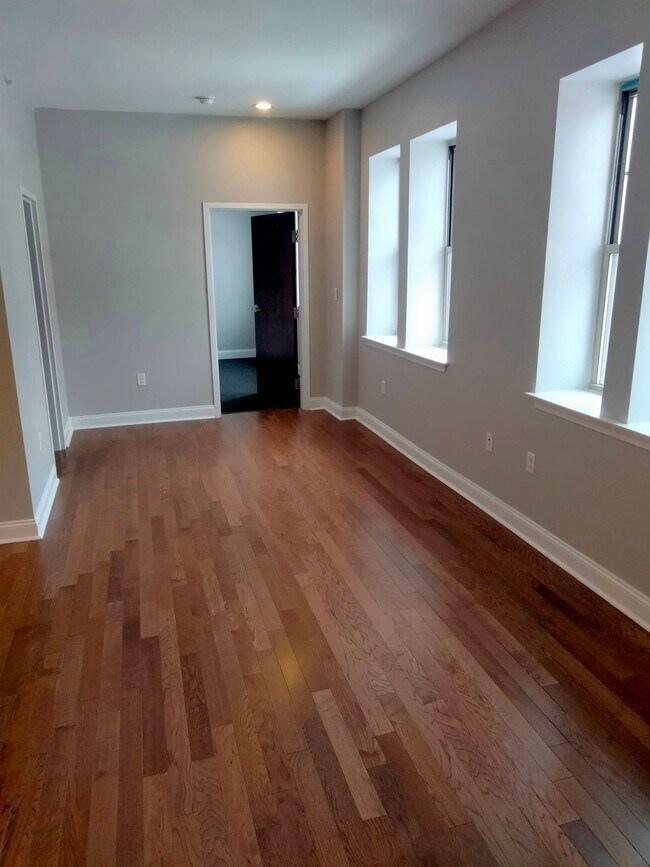 Building Photo - 210 Farmington Ave