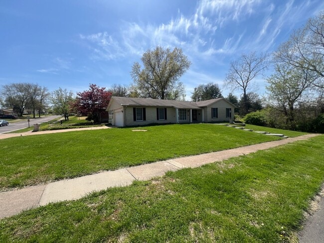 Building Photo - Spacious 4-Bedroom Home in Highly Desirabl...