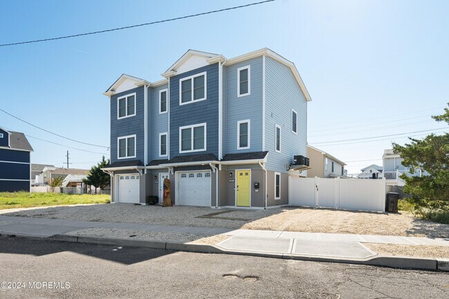 Building Photo - 257 Dewey Dr