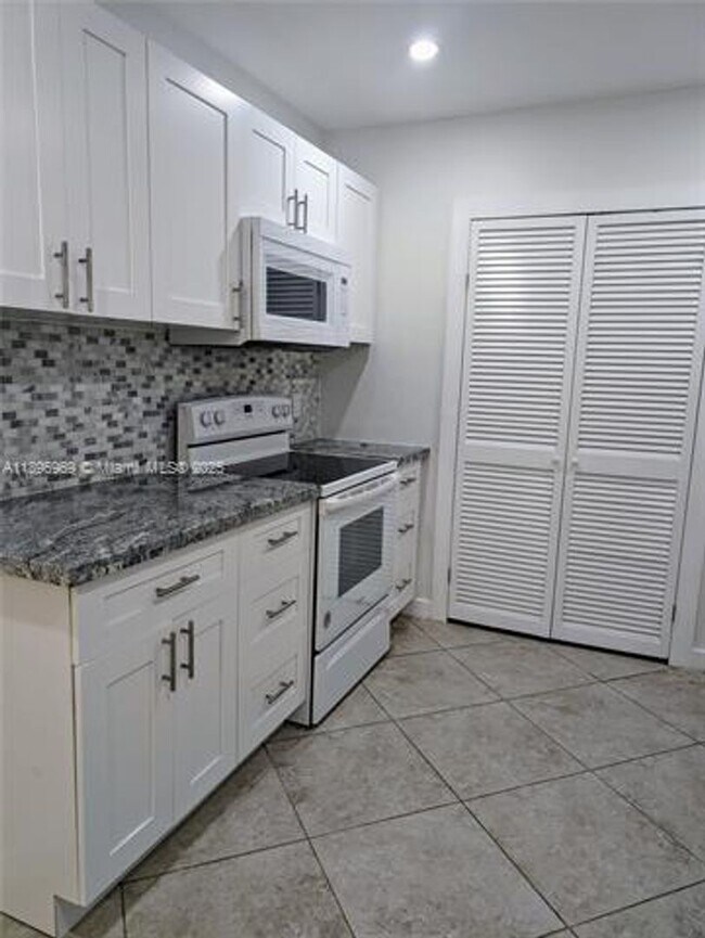 Building Photo - 850 Benevento Ave