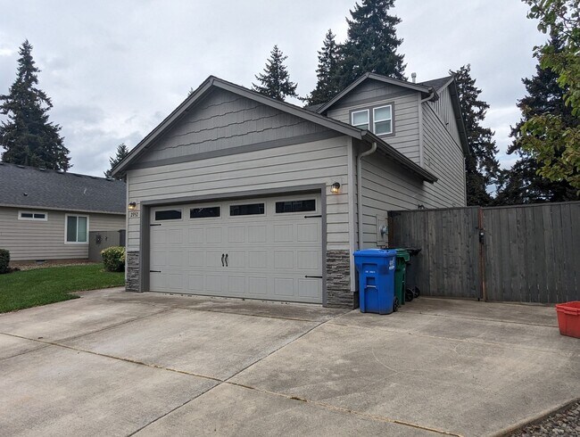 Foto del edificio - Beautiful 2-Story 4-Bedroom, 3-Bath Home ~...