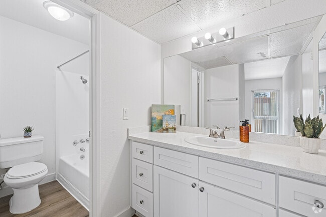 2 habitaciones, 2 baños - 880 pies cuadrados - Baño - Kingswood Village