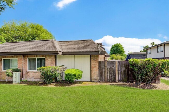 Foto del edificio - 12028 Mighty Oak Dr