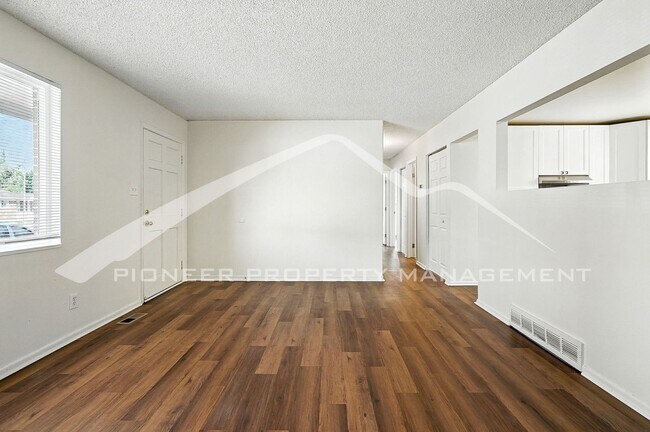 Foto del edificio - Charming Home with Washer/Dryer and Fenced...