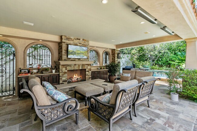 Foto del edificio - Bonita Canyon Luxury Estate With Pool