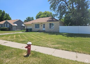 Building Photo - 172 E Mountain View Dr