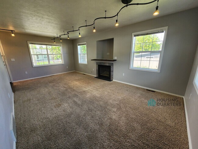 Foto del edificio - Spacious 4-Bedroom Home in Spokane Valley with Finished Basement & Fenced Yard