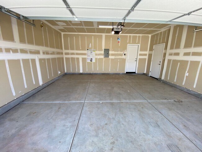 Foto del edificio - Two-story home in NW Visalia home coming s...