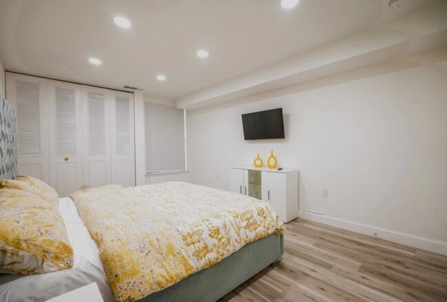 Building Photo - 70 Shrewsbury Green Dr