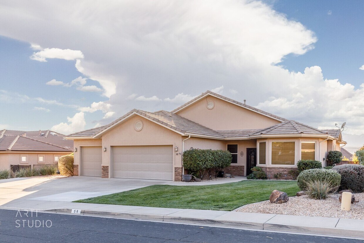 Foto principal - Shadow Mountain 3-Bedroom, 2-Bathroom Home...