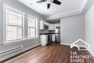 Building Photo - 640 W Wrightwood Ave