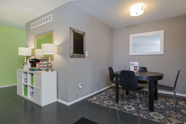 Foto del edificio - 24029 Clinton Squire Blvd