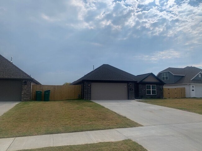 Building Photo - Spacious 4 Bedroom located in Springdale AR!