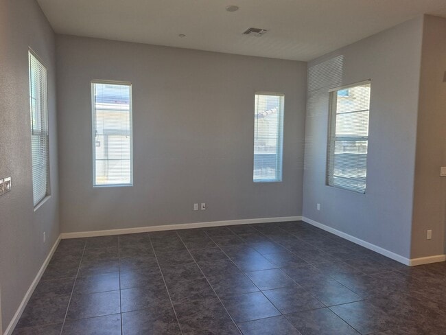 Foto del edificio - 4 Bedroom 2.5 bath Available now