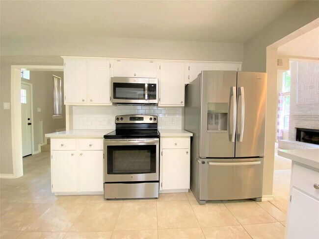 Foto del edificio - 12303 Longfellow Dr