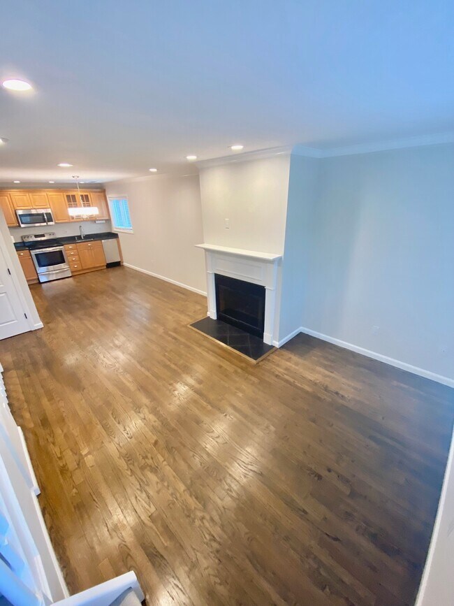 Living Space - Open from kitchen - 7 Seir Hill Rd