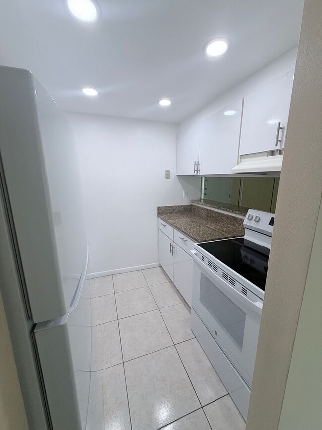 Building Photo - Two bedroom & Two bathroom Condo with balcony and laundry facilities