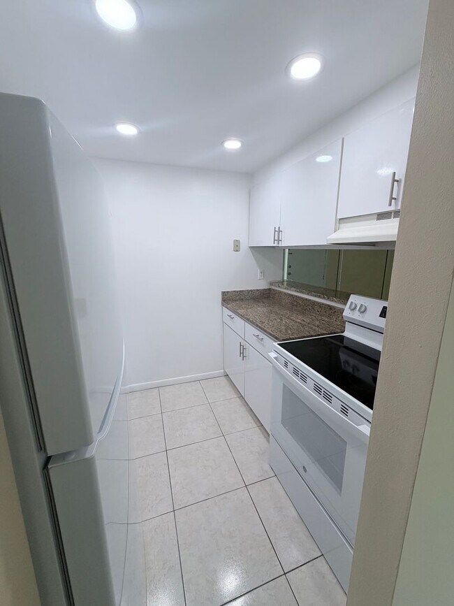 Foto del edificio - Two bedroom & Two bathroom Condo with balcony and laundry facilities