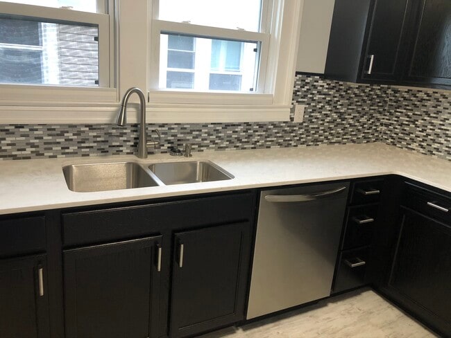 Kitchen - 81 Lincoln Blvd