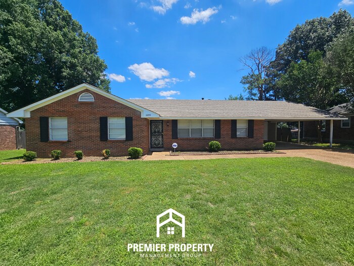 Spacious 3BR/2BA Hickory Hill Home | 1,585 Sq Ft, Rustic Fireplace & Bay Window Nook - Spacious 3BR/2BA Hickory Hill Home | 1,585 Sq Ft, Rustic Fireplace & Bay Window Nook