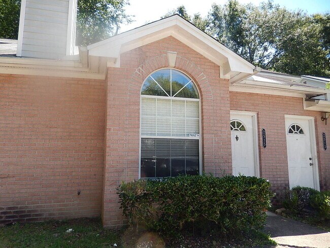 Building Photo - AWESOME 2/2 w/ Loft/Office, Fenced Yard, V...
