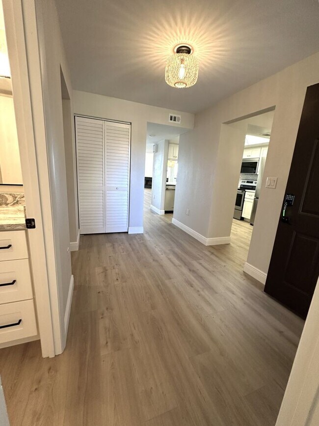 Foto del edificio - Gorgeous Updated Tierra Verde Annual Unfurnished Waterfront Condo 2/2 w/Garage
